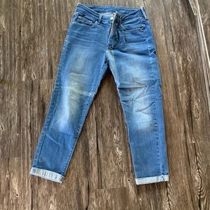 Women’s Levi’s cuffed size 29 boyfriend jeans